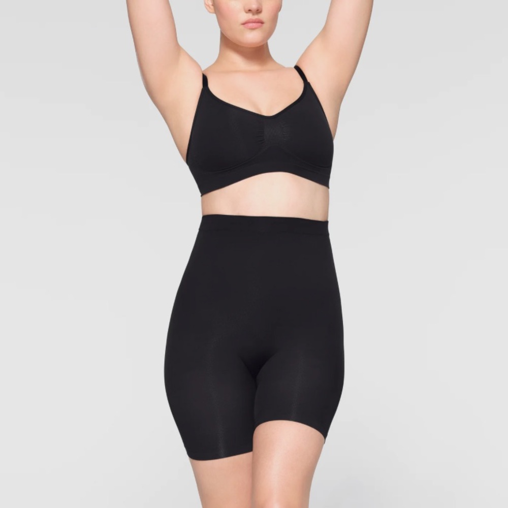NIB SKIMS Seamless Sculpt Mid Thigh Shorts Onyx Size M